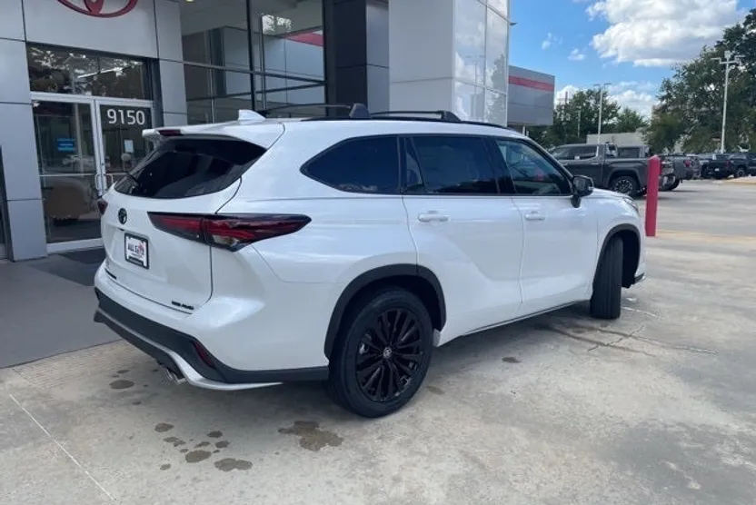 2025 Toyota Highlander XSE photo 1