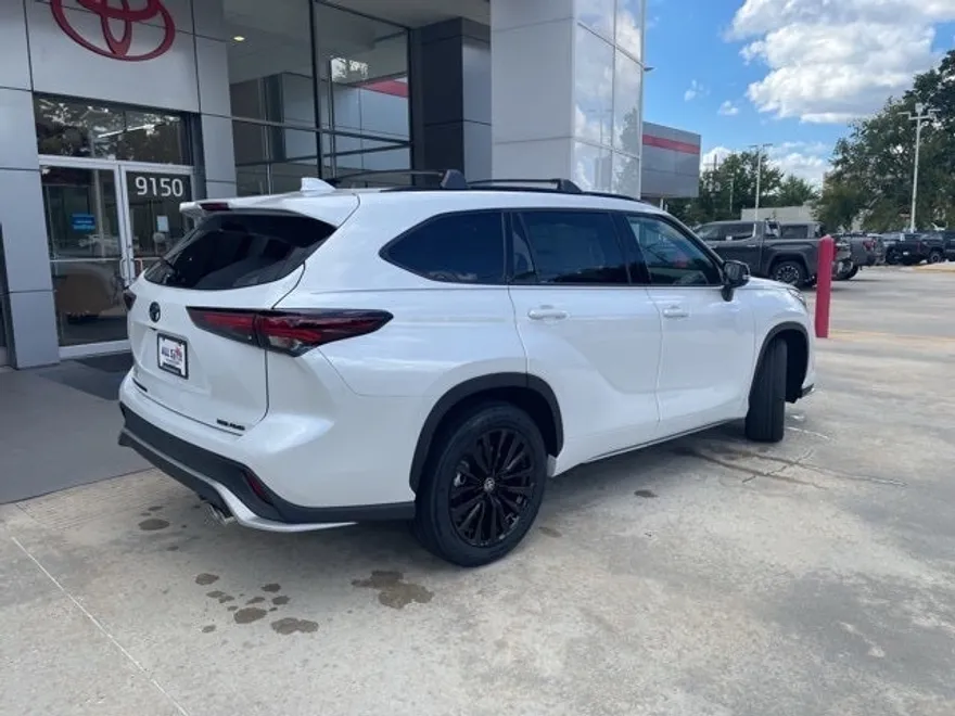 2025 Toyota Highlander XSE photo 1