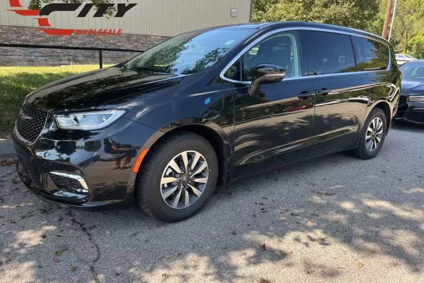 2022 Chrysler Pacifica Hybrid Touring L photo 1