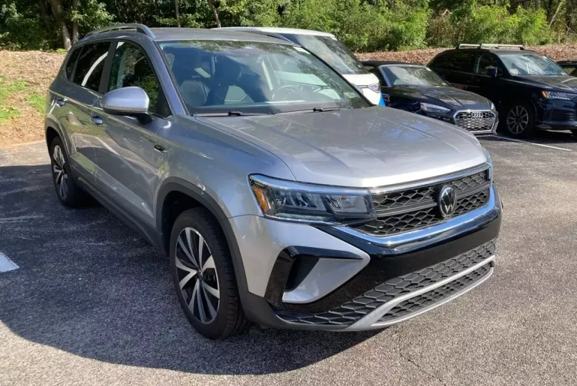 2023 Volkswagen Taos SE photo 1