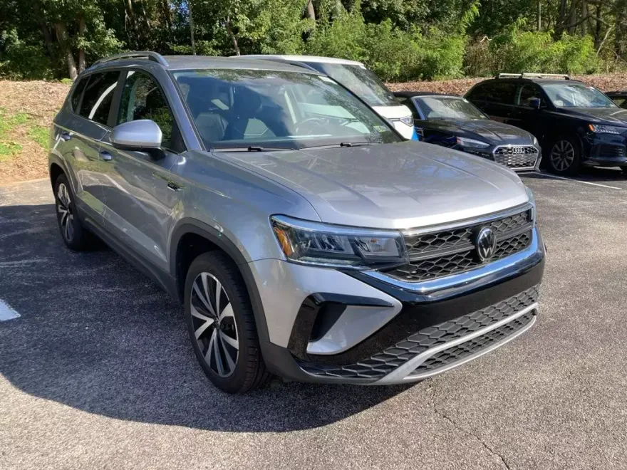 2023 Volkswagen Taos SE photo 1