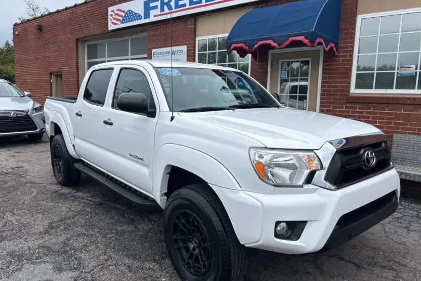 2015 Toyota Tacoma V6 photo 1