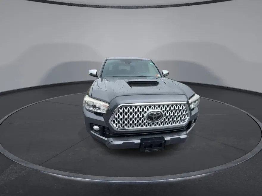 2018 Toyota Tacoma TRD Sport photo 1