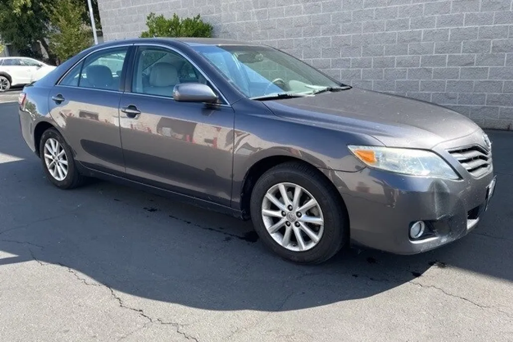 2011 Toyota Camry XLE photo 1