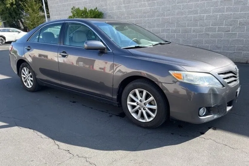 2011 Toyota Camry XLE photo 1