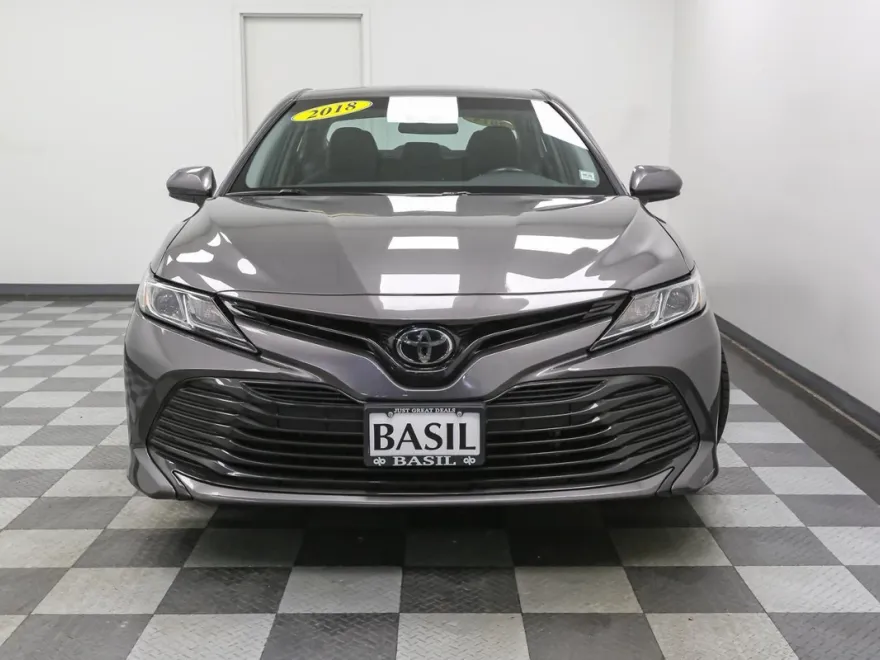 2018 Toyota Camry LE photo 1