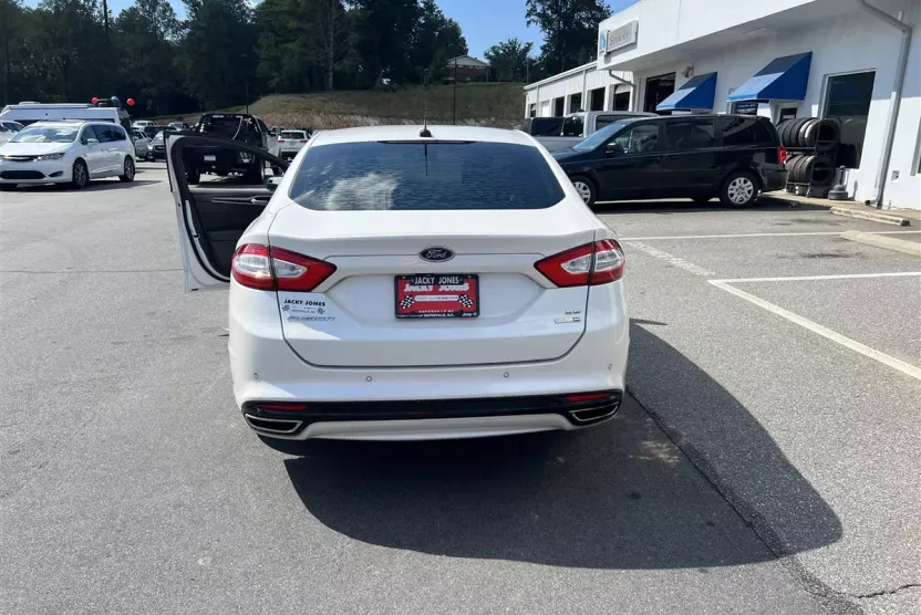 2016 Ford Fusion SE photo 1