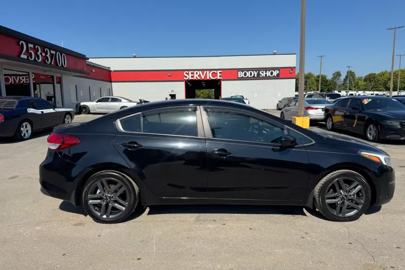 2017 Kia Forte LX photo 1
