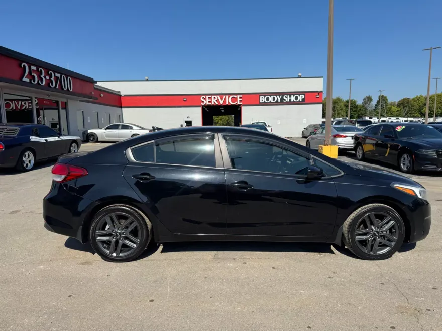 2017 Kia Forte LX photo 1