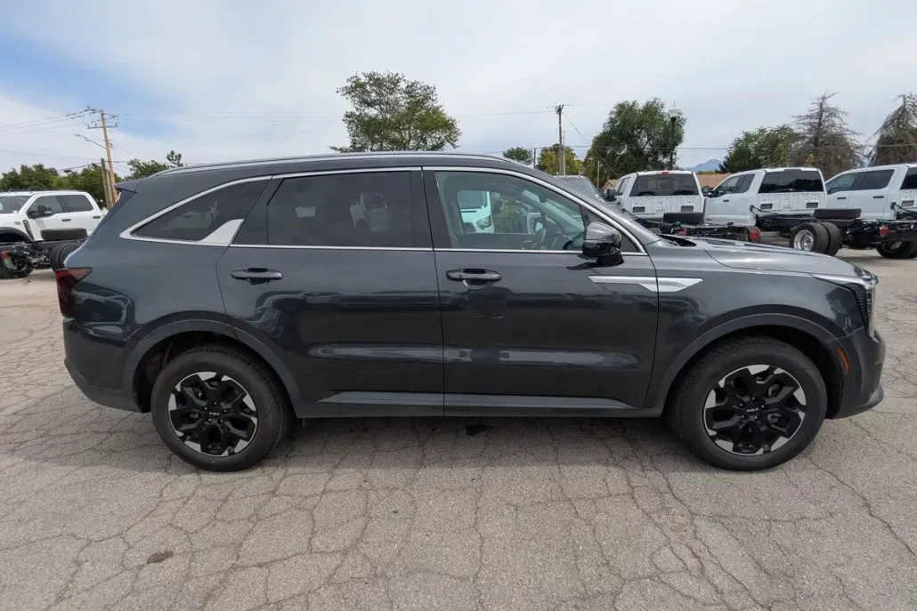 2024 Kia Sorento S photo 1