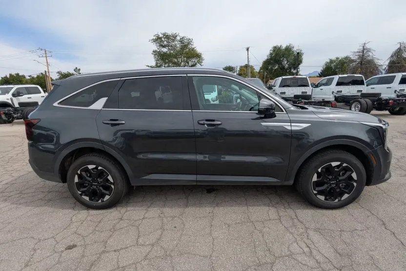 2024 Kia Sorento S photo 1