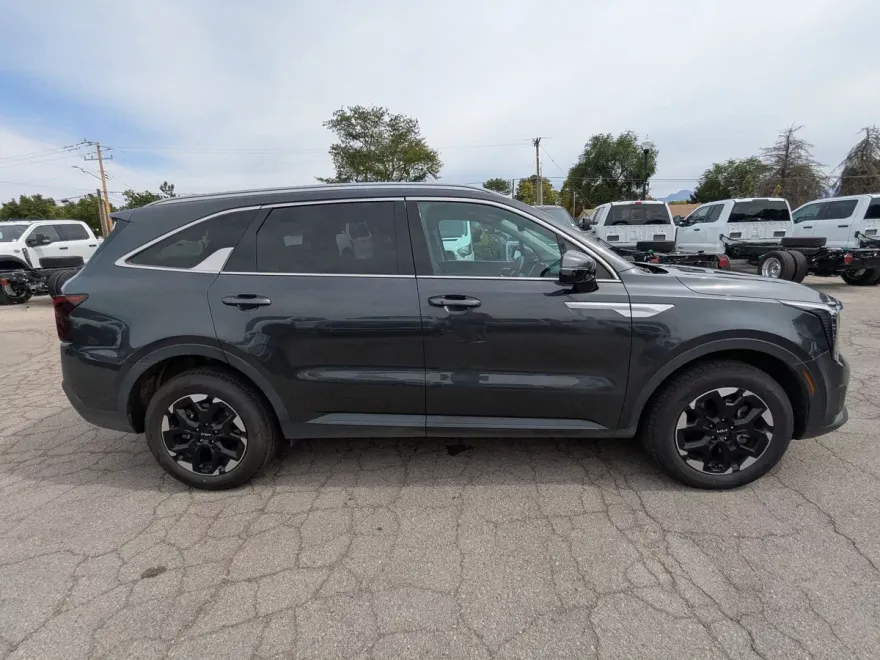 2024 Kia Sorento S photo 1