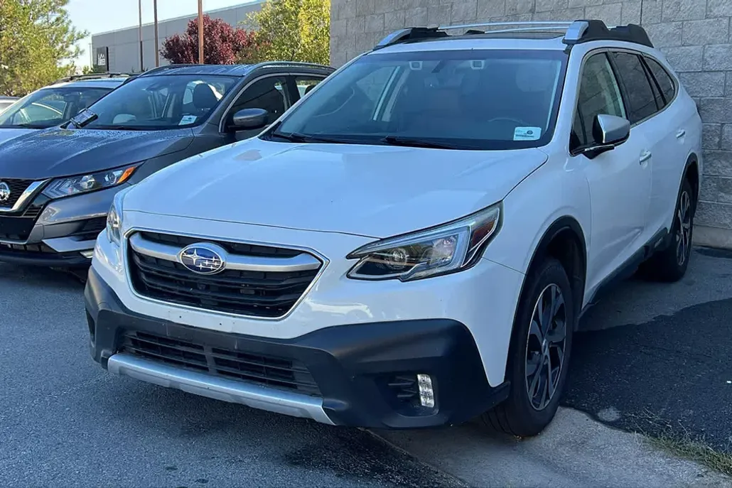 2022 Subaru Outback Touring photo 1