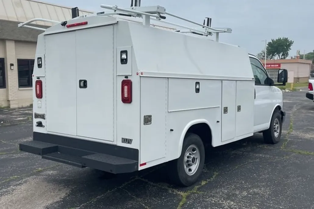 2023 Gmc Savana 3500 Cutaway photo 1