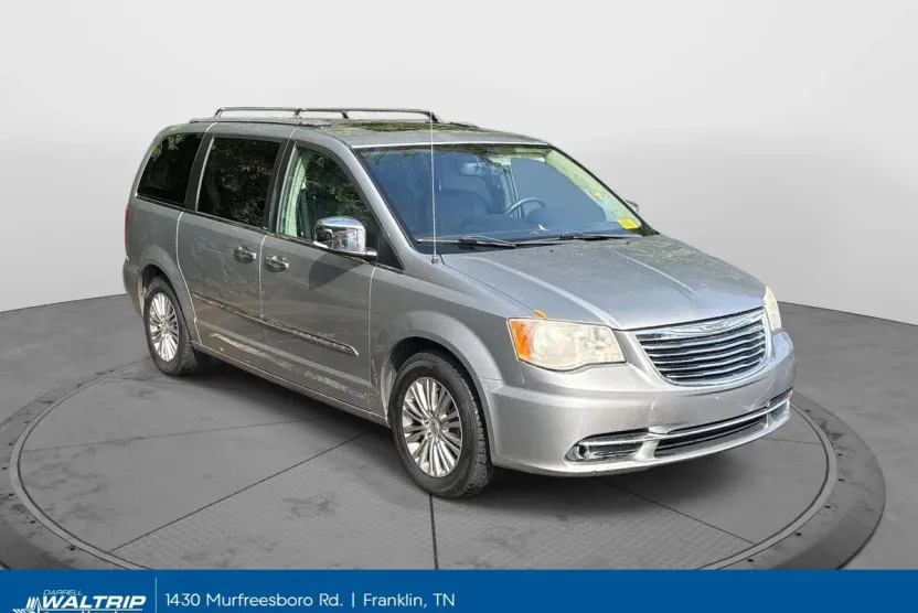 2013 Chrysler Town & Country photo 1