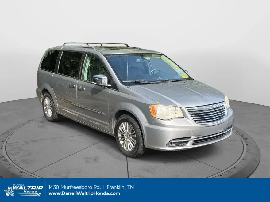 2013 Chrysler Town & Country photo 1