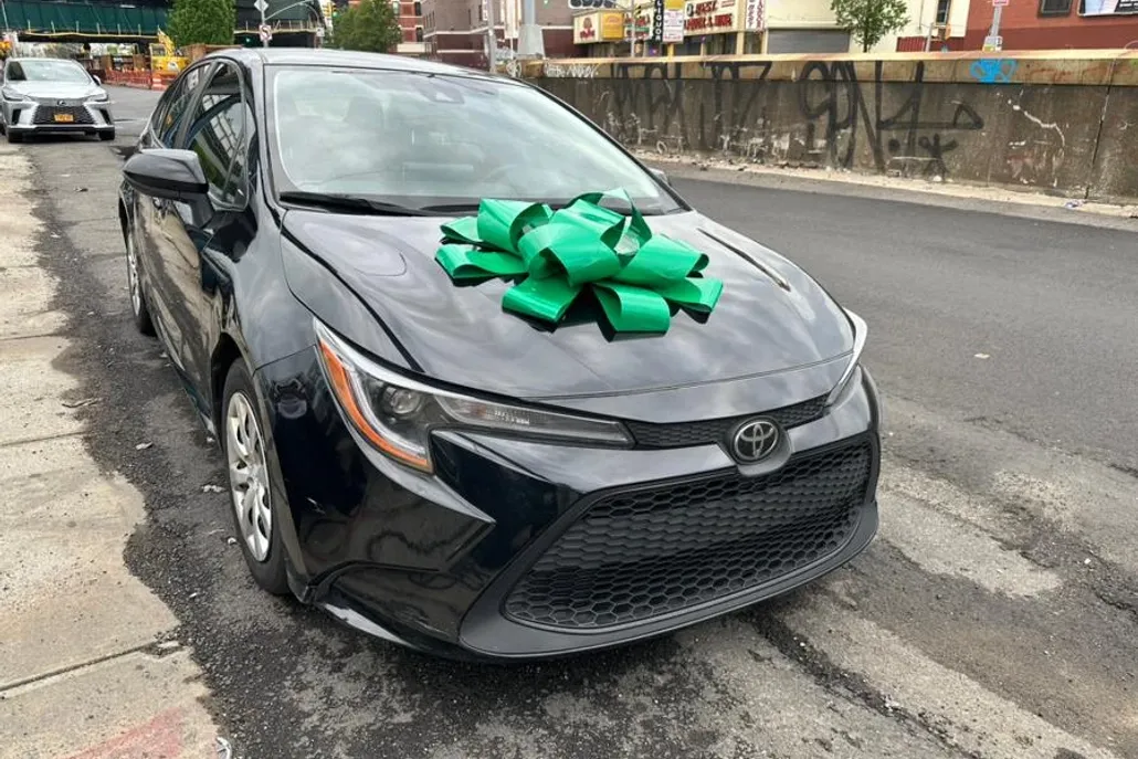 2020 Toyota Corolla LE photo 1