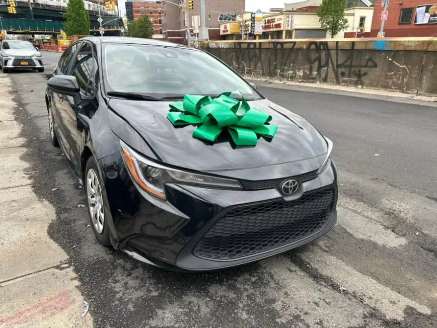 2020 Toyota Corolla LE photo 1