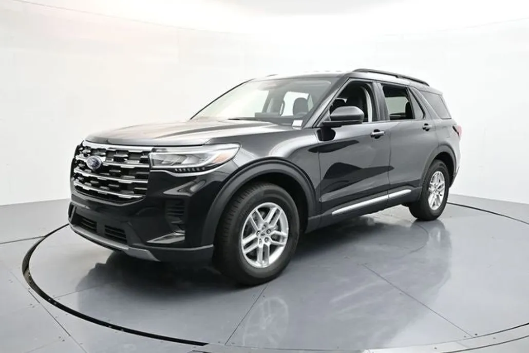 2025 Ford Explorer photo 1