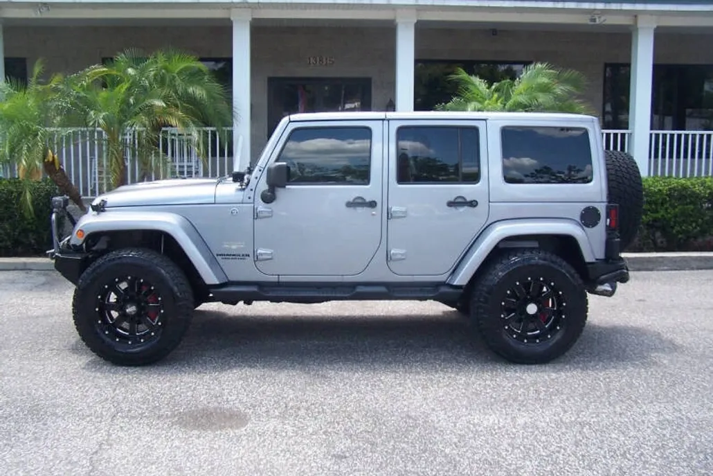 2014 Jeep Wrangler Unlimited Sahara photo 1
