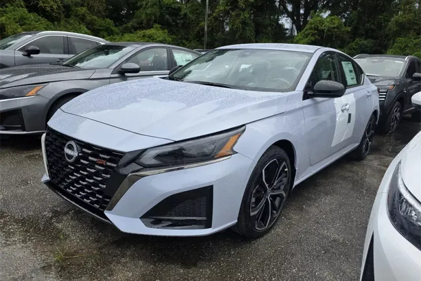 2025 Nissan Altima 2.5 SR photo 1