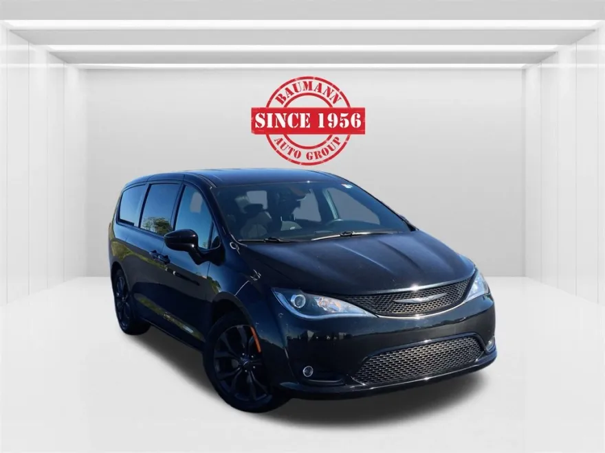 2020 Chrysler Pacifica Touring photo 1