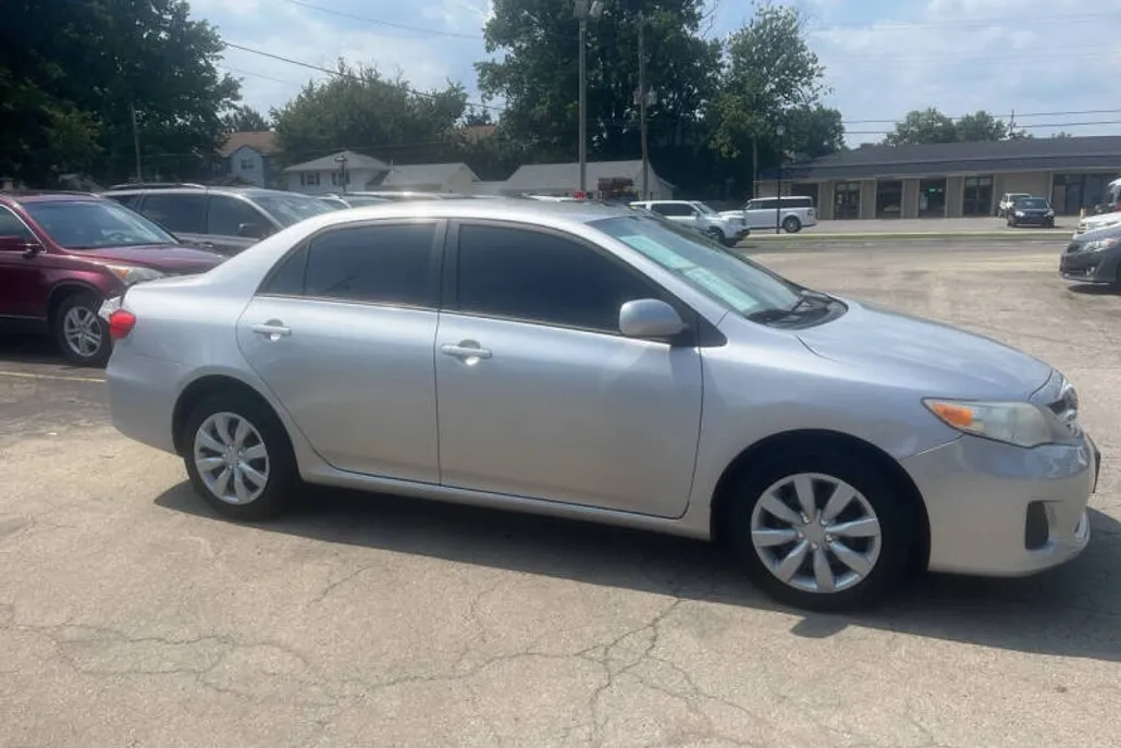 2012 Toyota Corolla LE photo 1
