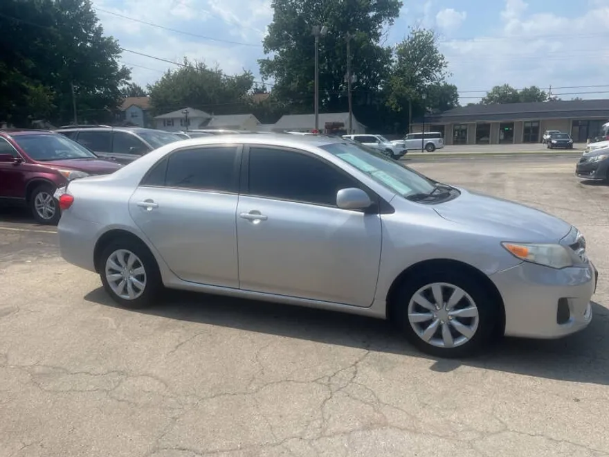 2012 Toyota Corolla LE photo 1