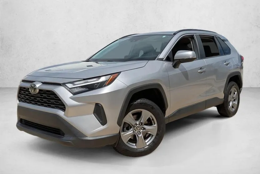 2022 Toyota RAV4 XLE photo 1