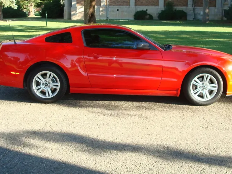 2014 Ford Mustang V6 photo 1