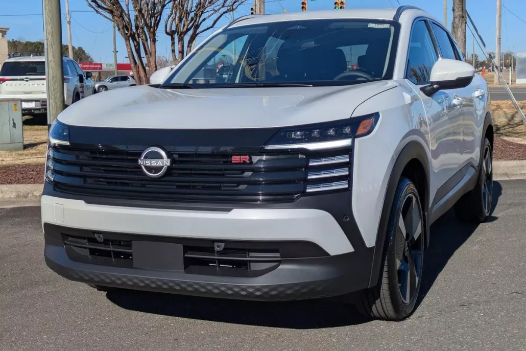 2025 Nissan Kicks SR photo 1