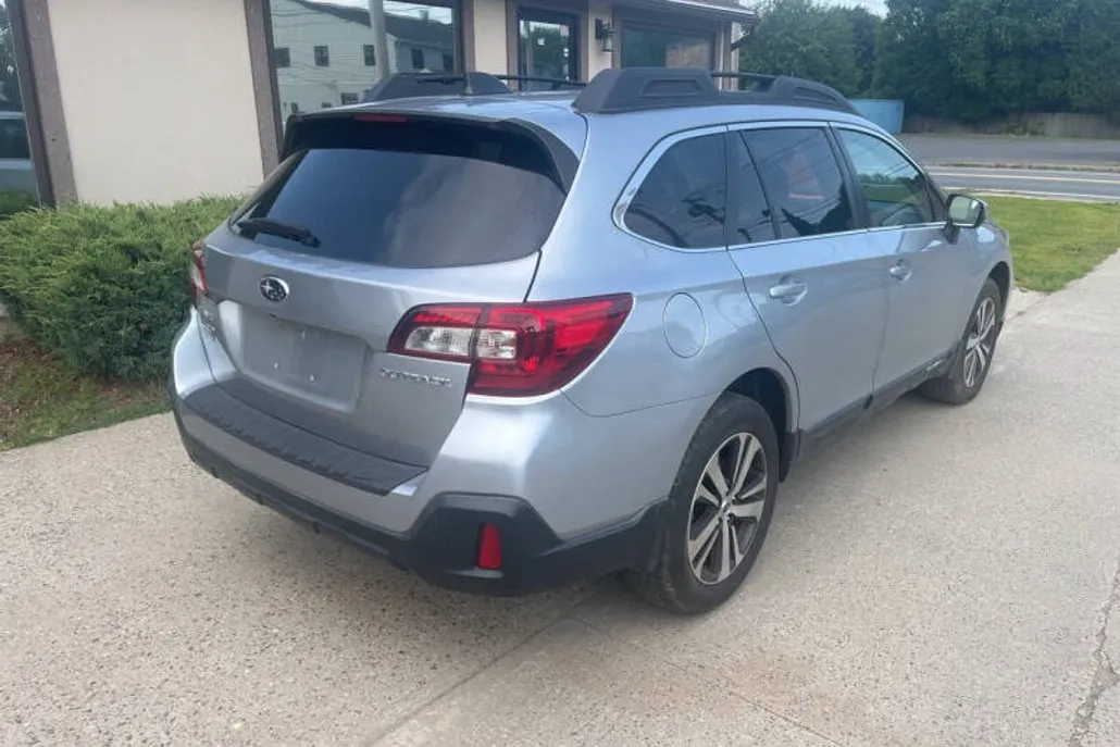 2018 Subaru Outback 2.5i Limited photo 1