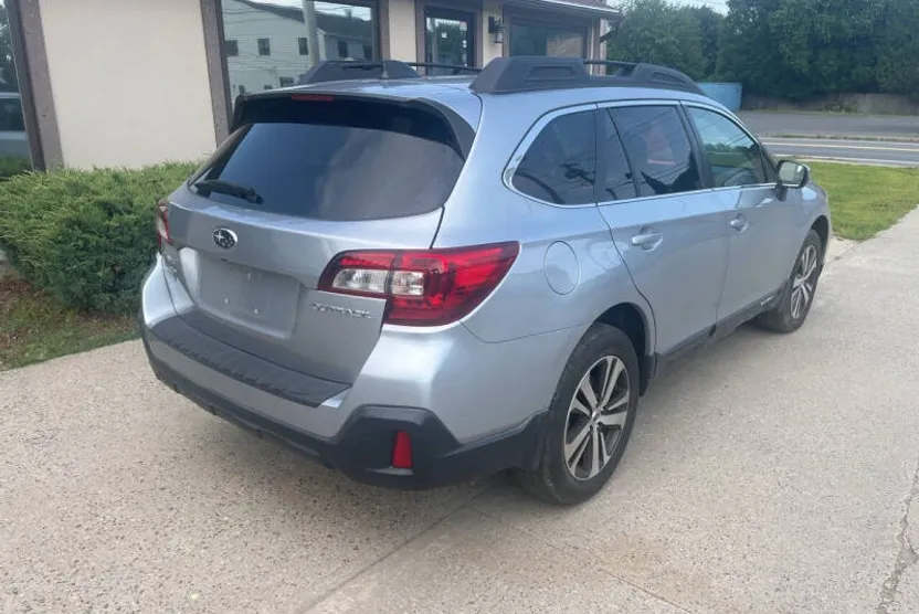 2018 Subaru Outback 2.5i Limited photo 1