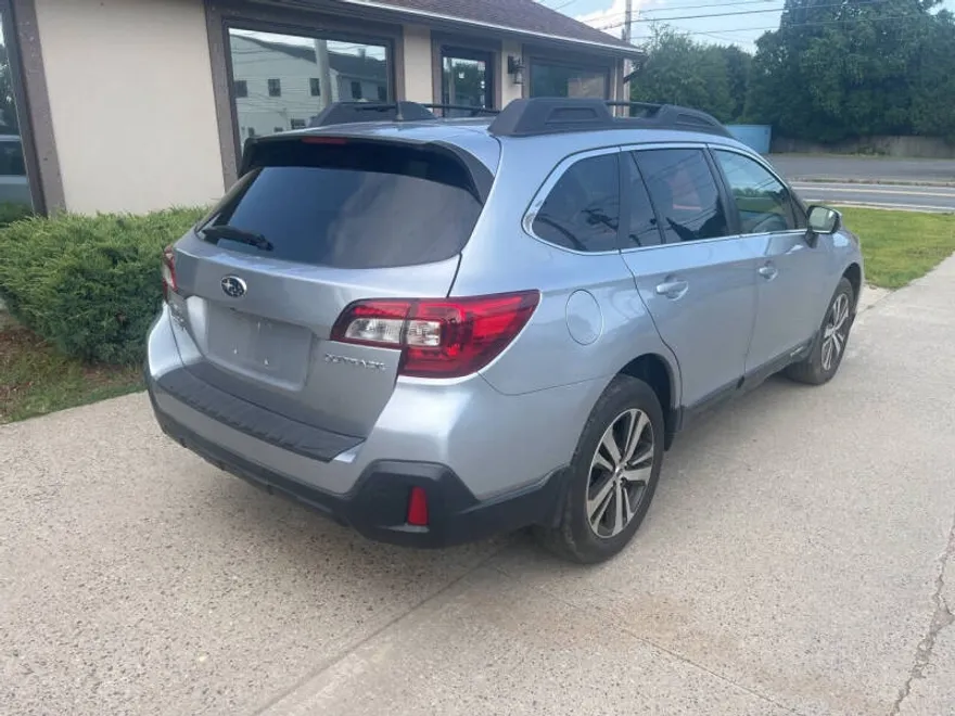 2018 Subaru Outback 2.5i Limited photo 1