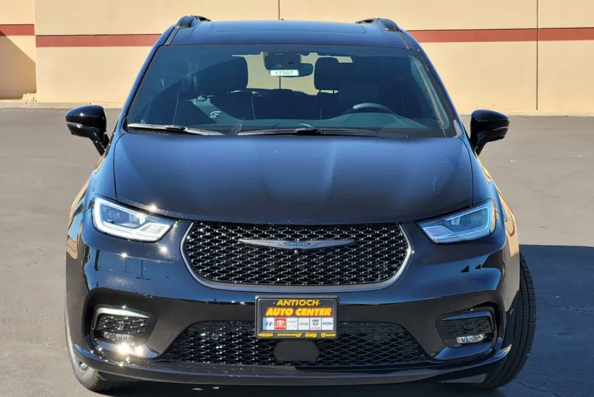 2026 Chrysler Pacifica Limited photo 1