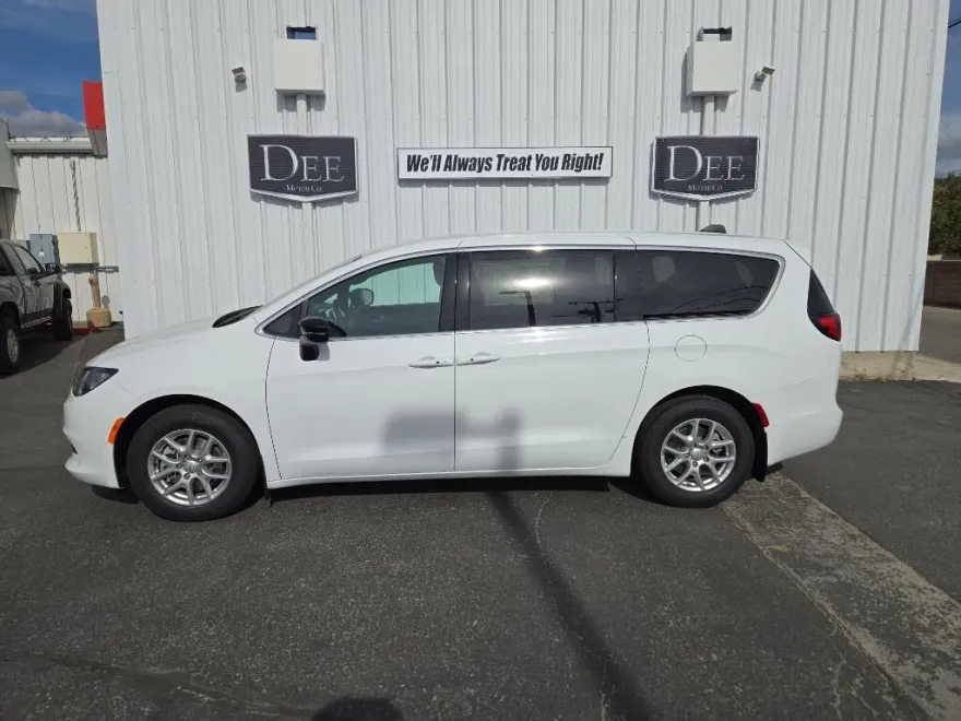 2025 Chrysler Voyager LX photo 1