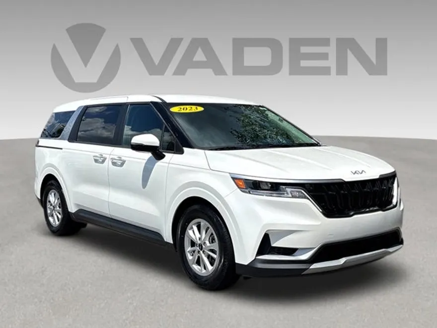 2023 Kia Carnival LX photo 1