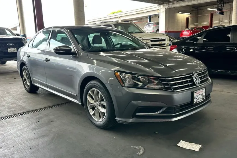 2016 Volkswagen Passat TDI S R-Line photo 1