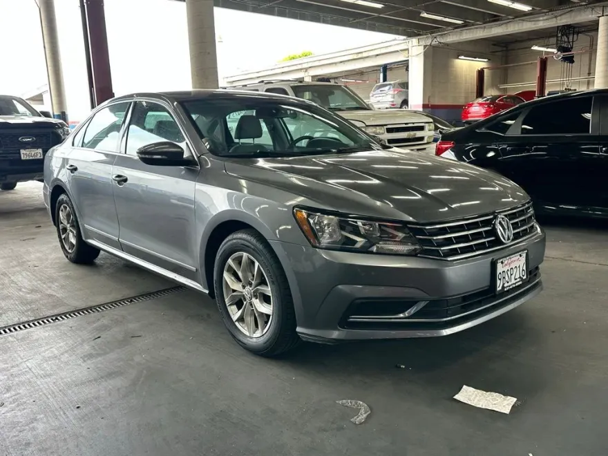 2016 Volkswagen Passat TDI S R-Line photo 1