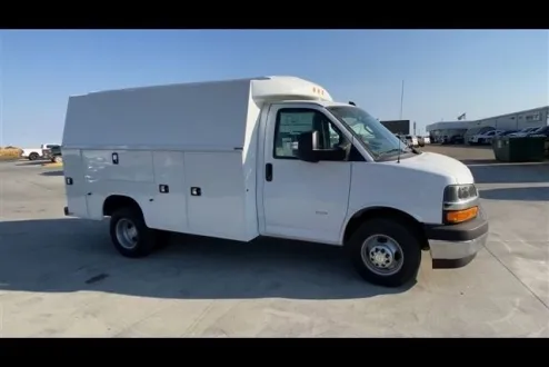 2024 Chevrolet Express Cutaway 3500 photo 1