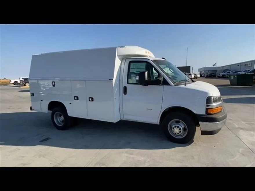 2024 Chevrolet Express Cutaway 3500 photo 1