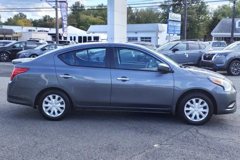2019 Nissan Versa SV photo 1