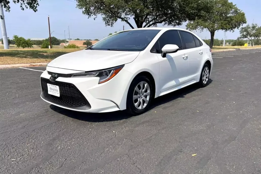2021 Toyota Corolla LE photo 1