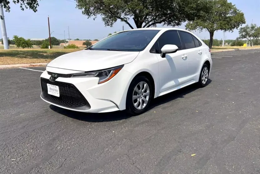 2021 Toyota Corolla LE photo 1