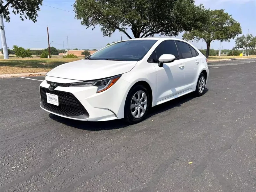 2021 Toyota Corolla LE photo 1