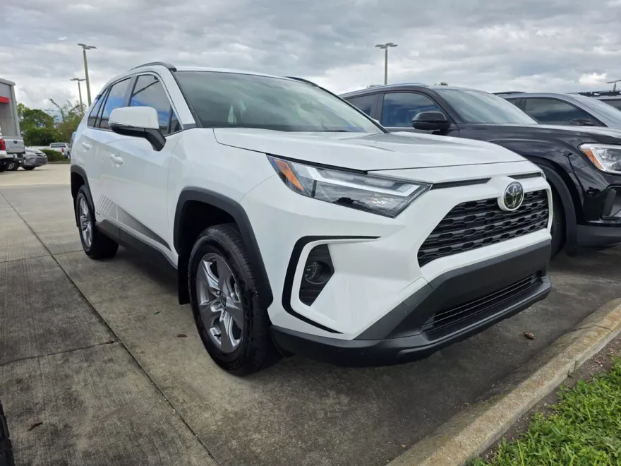 2025 Toyota RAV4 Hybrid XLE photo 1