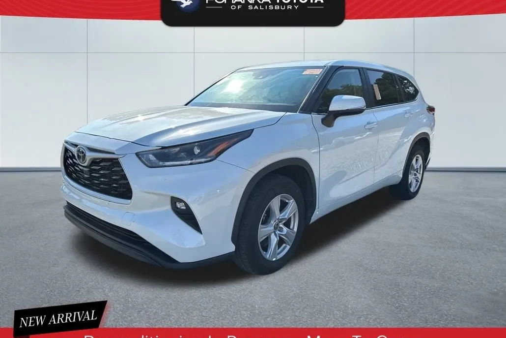 2023 Toyota Highlander LE photo 1
