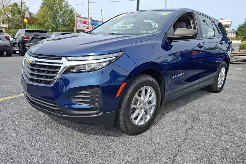 2022 Chevrolet Equinox LS photo 1