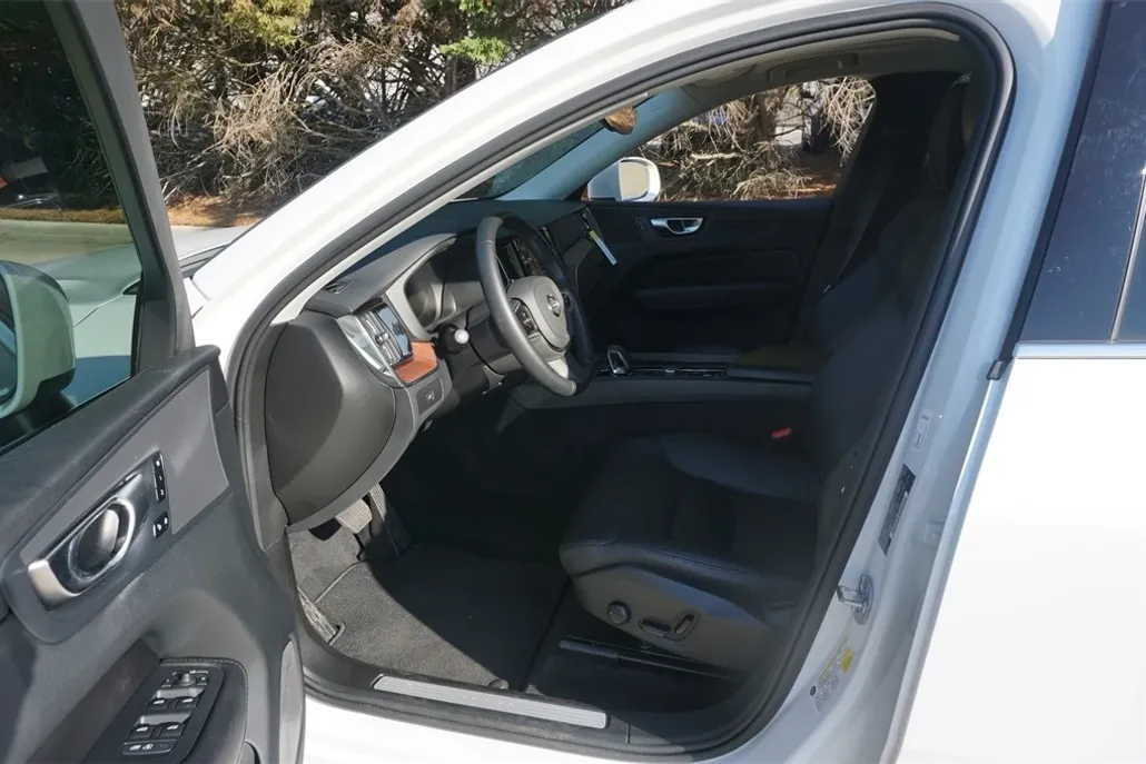 2023 Volvo XC60 B5 Plus photo 1