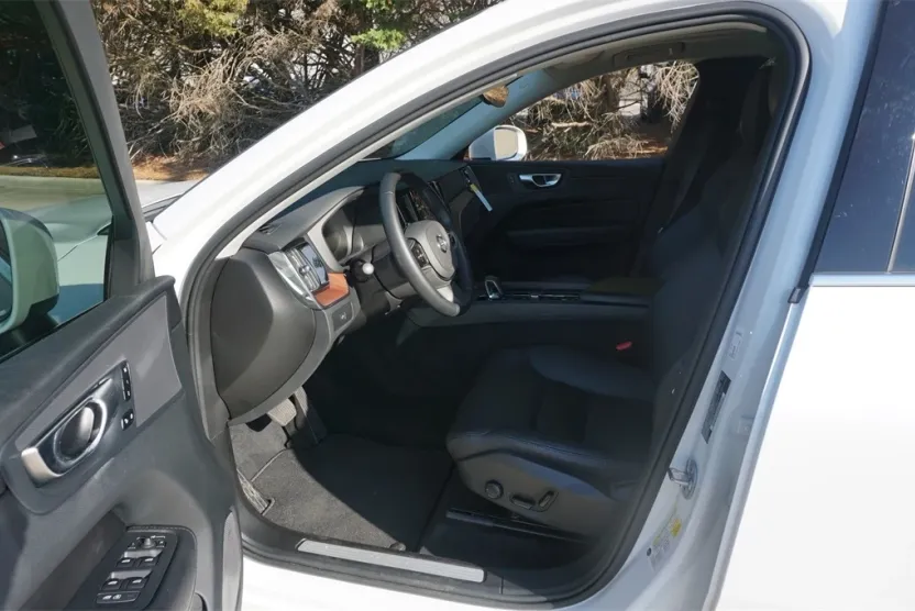2023 Volvo XC60 B5 Plus photo 1